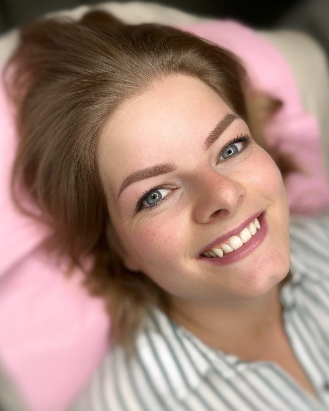 Frische Powderbrows nach der Behandlung