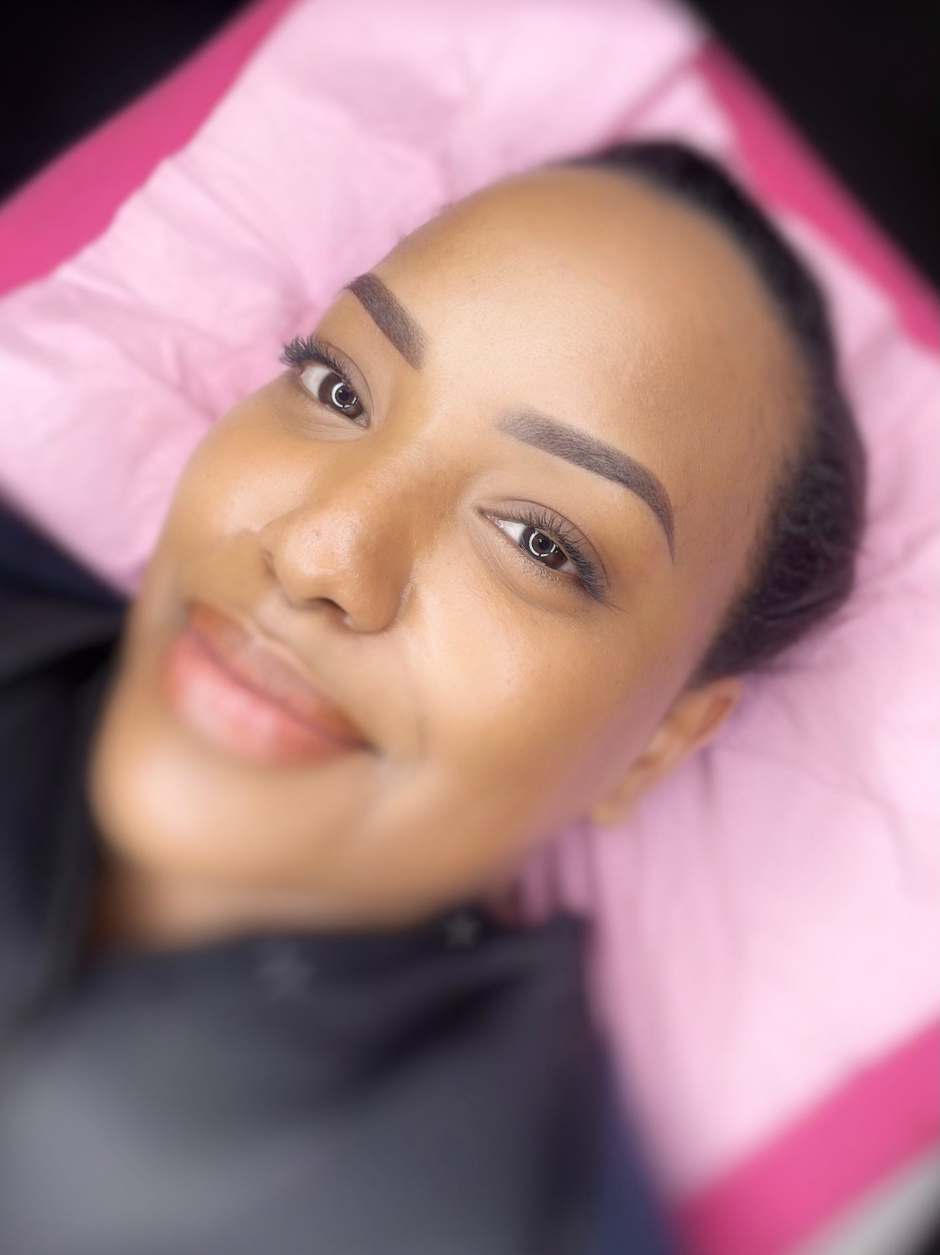 Frische Powderbrows nach der Behandlung
