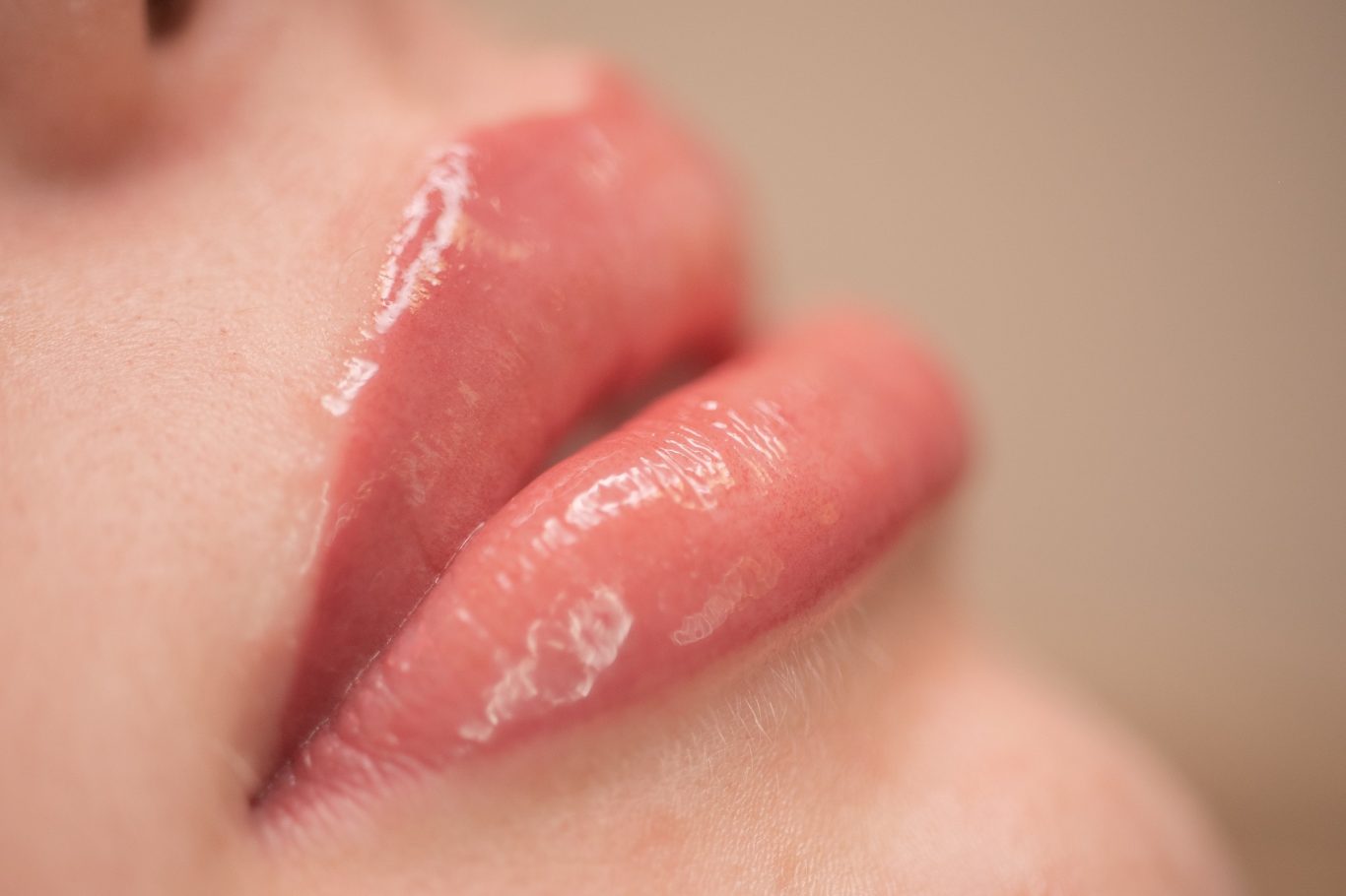 Frische Lippenschattierung nach der Behandlung